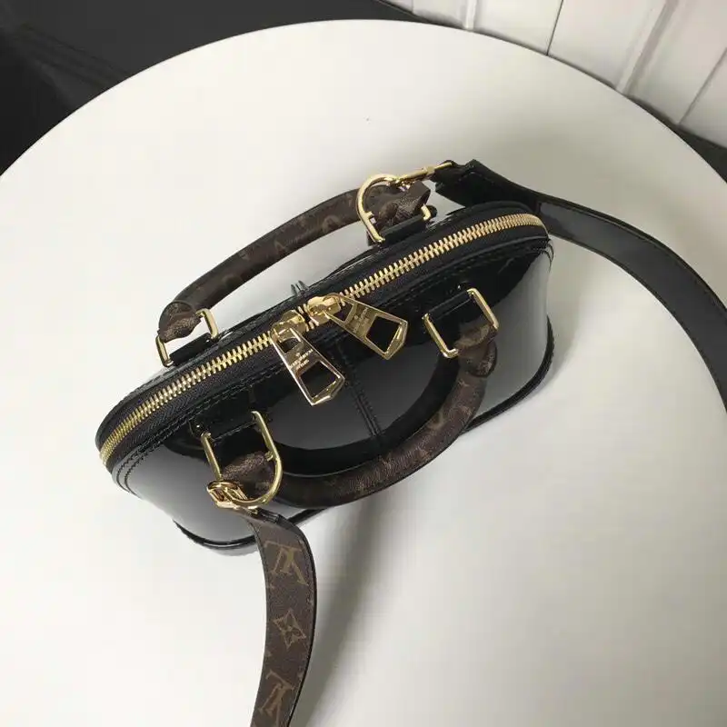 LV Bags 19T1L0243