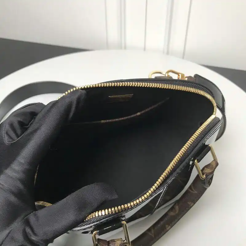 LV Bags 19T1L0243