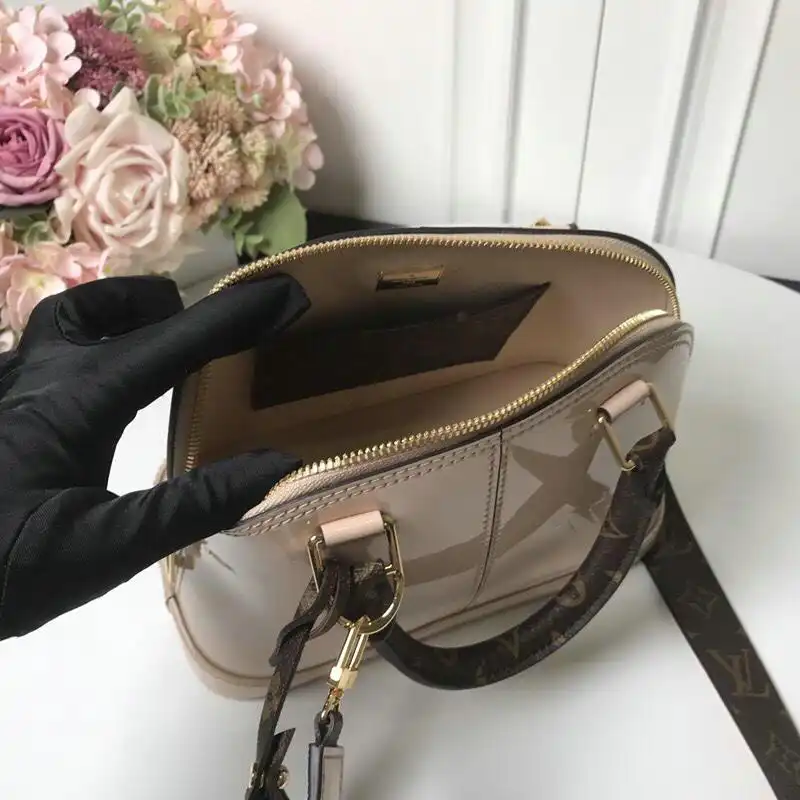 LV Bags 19T1L0244