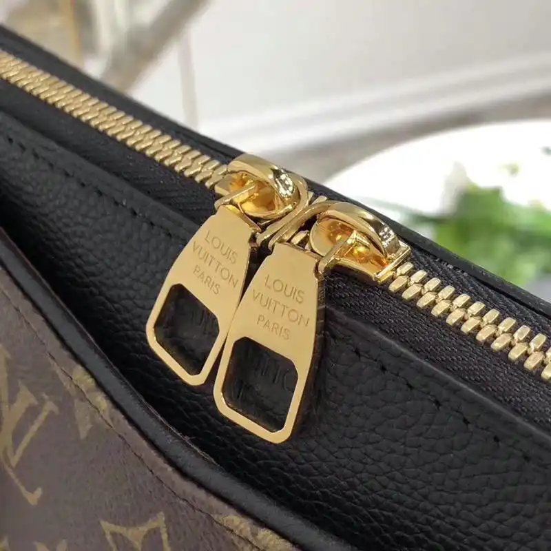 LV Bags 19T1L0382