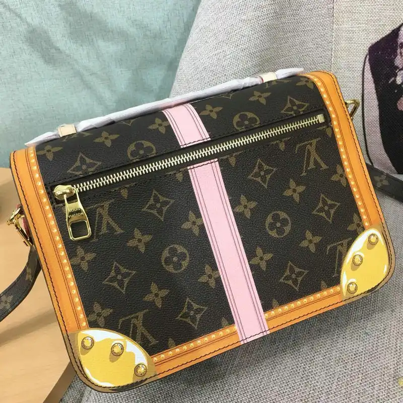 LV Bags 19T1L0395