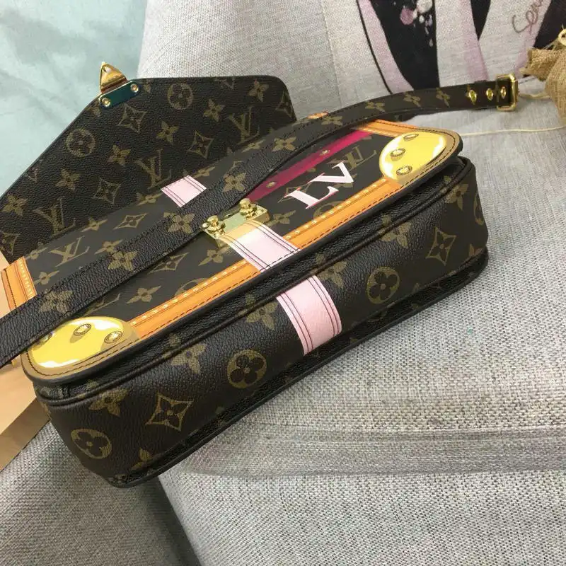 LV Bags 19T1L0395