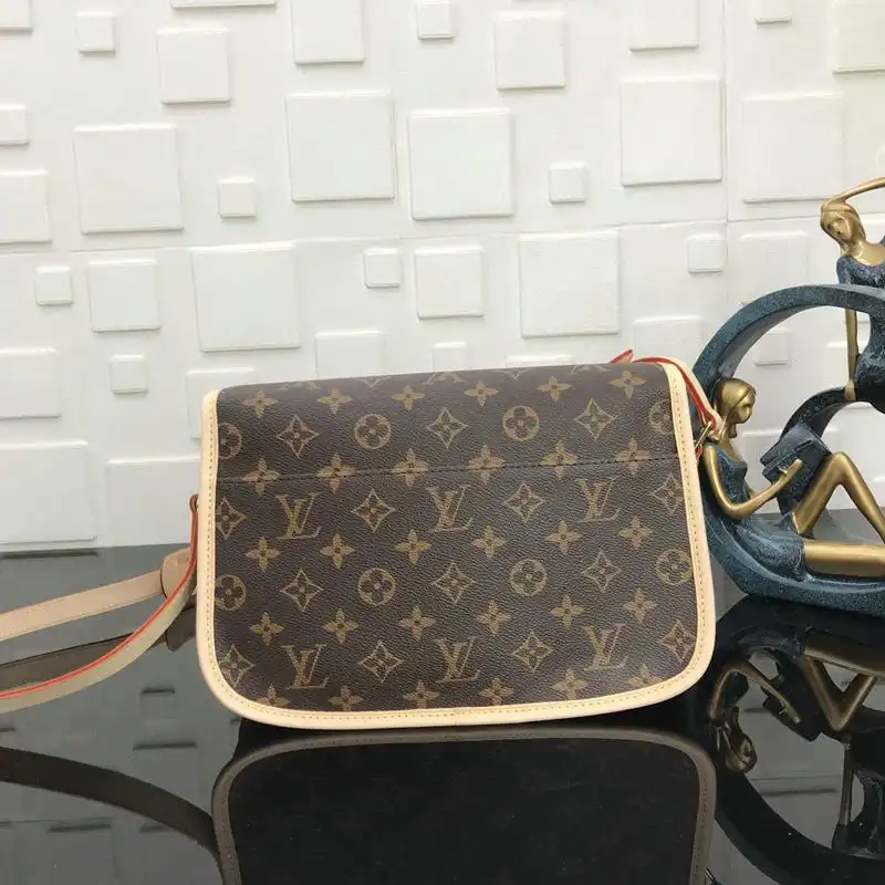 LV Bags 19T1L0472