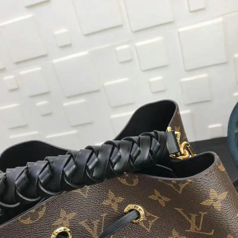 LV Bags 19T1L0489