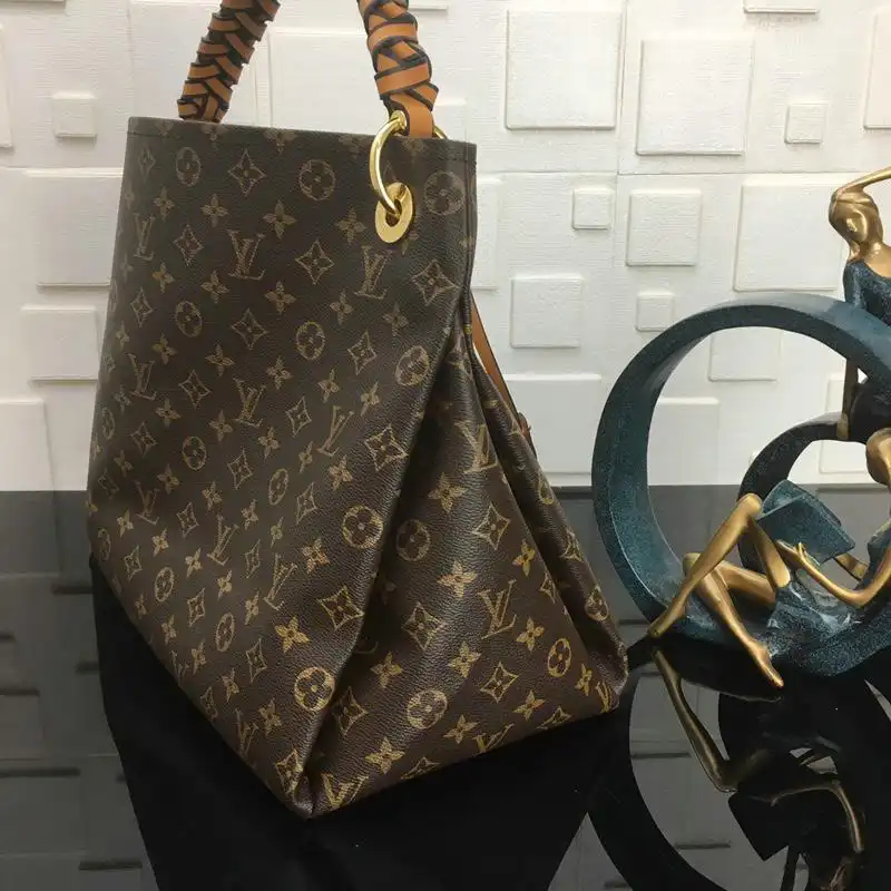 LV Bags 19T1L0497