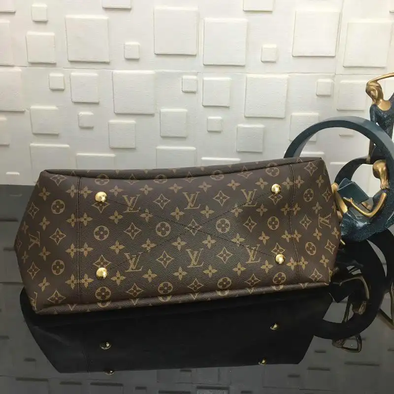 LV Bags 19T1L0497