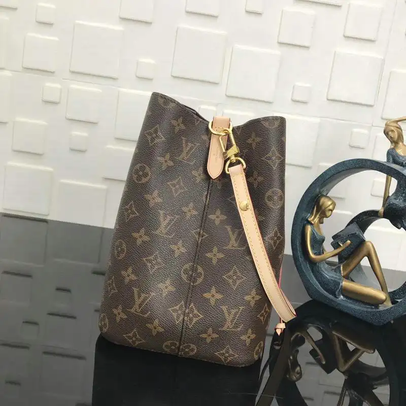 LV Bags 19T1L0498