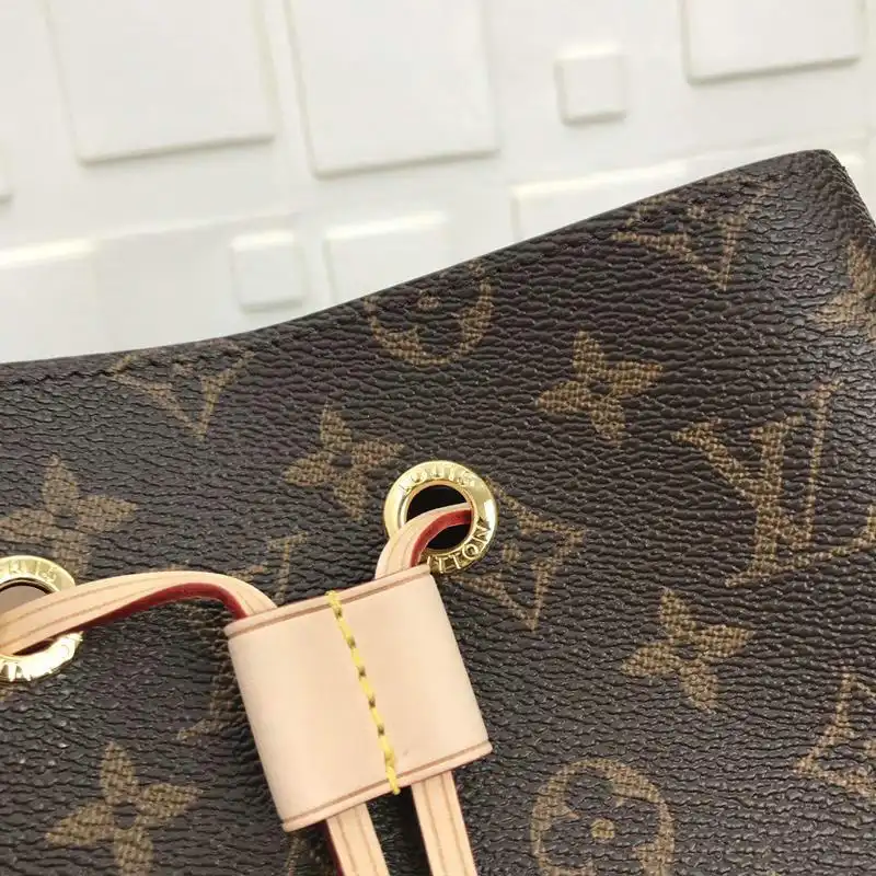 LV Bags 19T1L0498