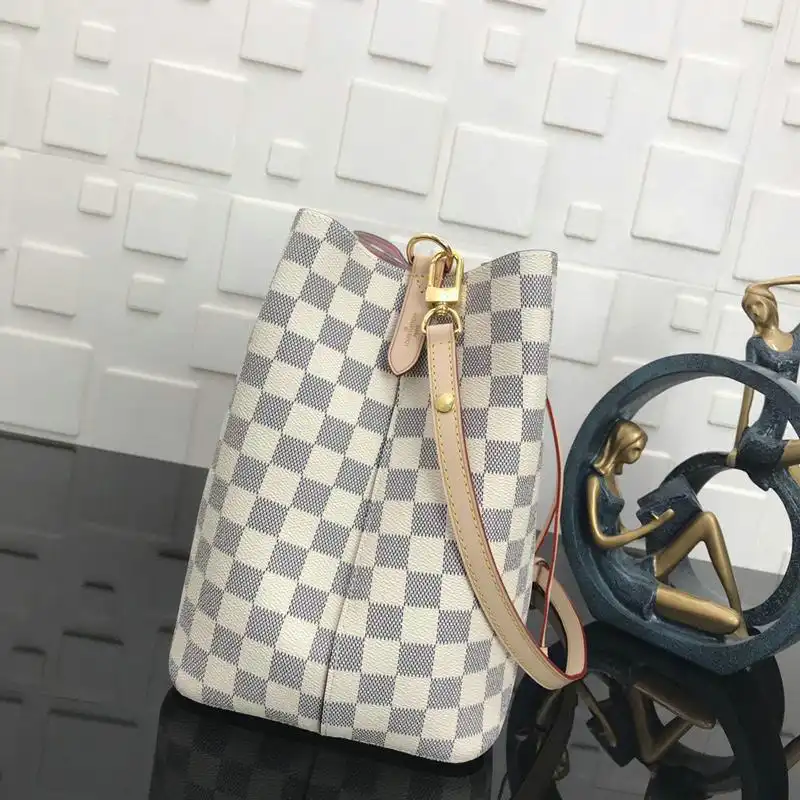 LV Bags 19T1L0499