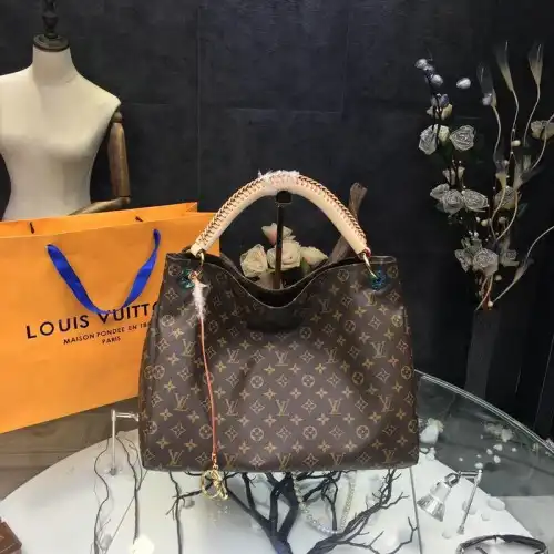 LV Bags 19T1L0046