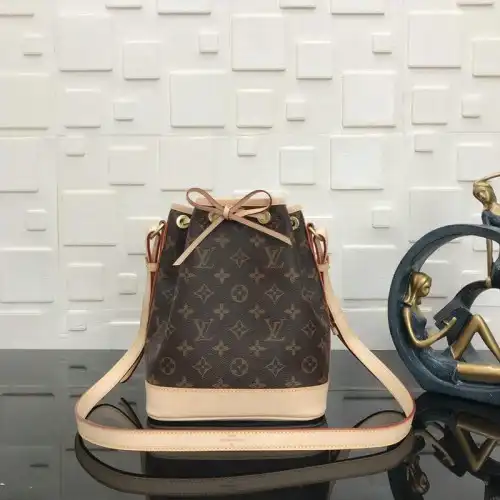 LV Bags 19T1L0228