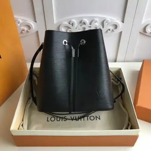 LV Bags 19T1L0461