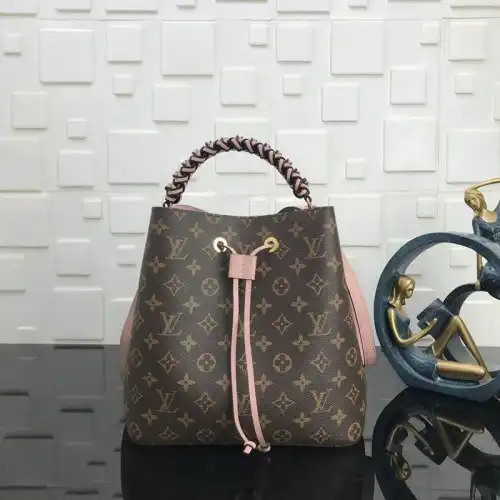 LV Bags 19T1L0488