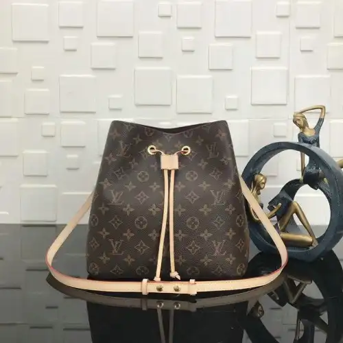 LV Bags 19T1L0498