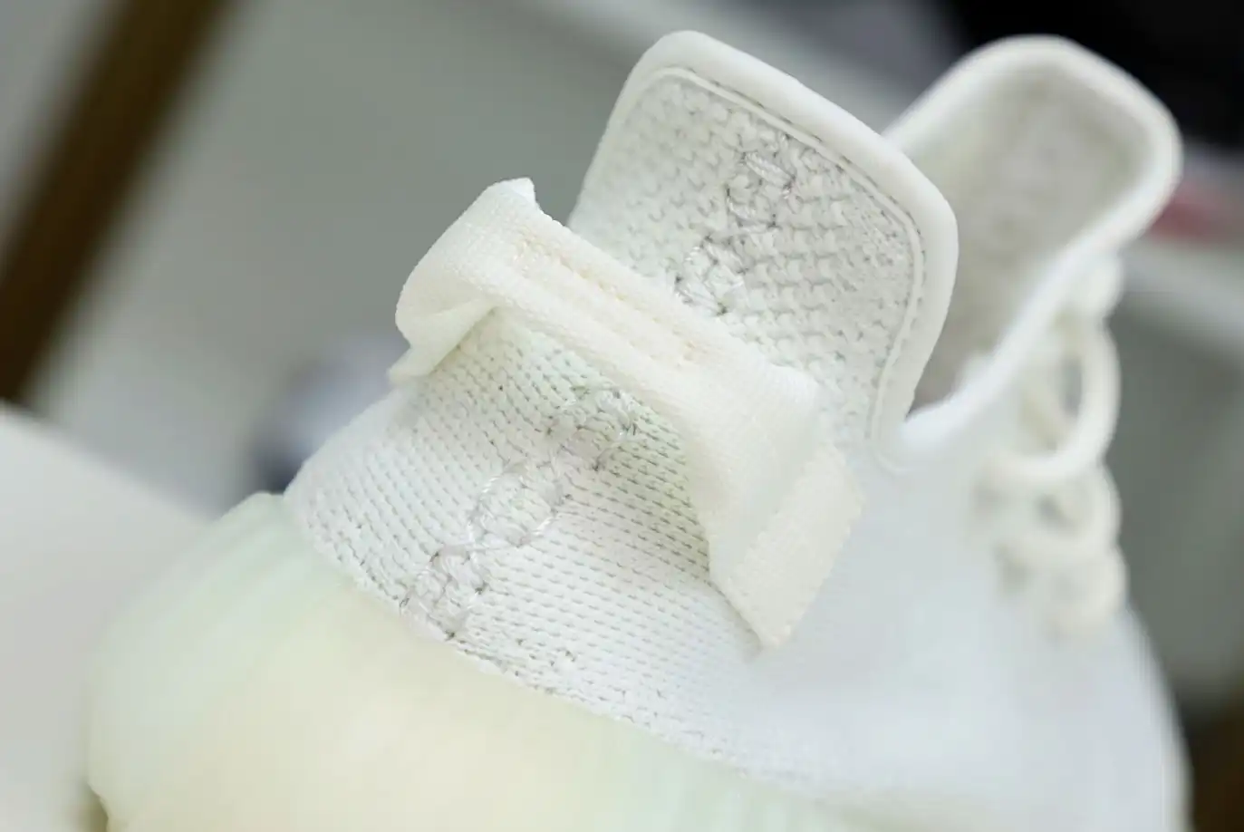 hype YEEZY BOOST 350 V2 'CREAM WHITE   TRIPLE WHITE'