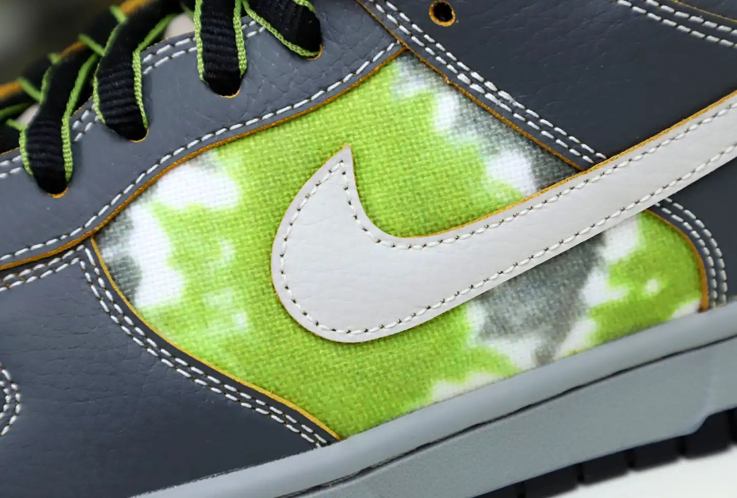 hype HUF NIKE SB DUNK LOW FRIENDS AND FAMILY