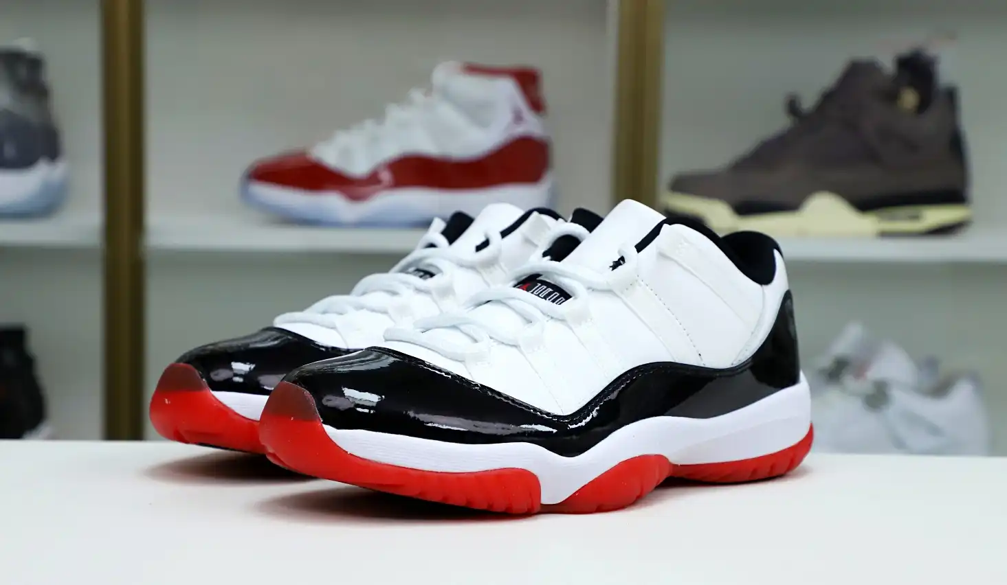 AIR JORDAN 11 LOW WHITE BRED