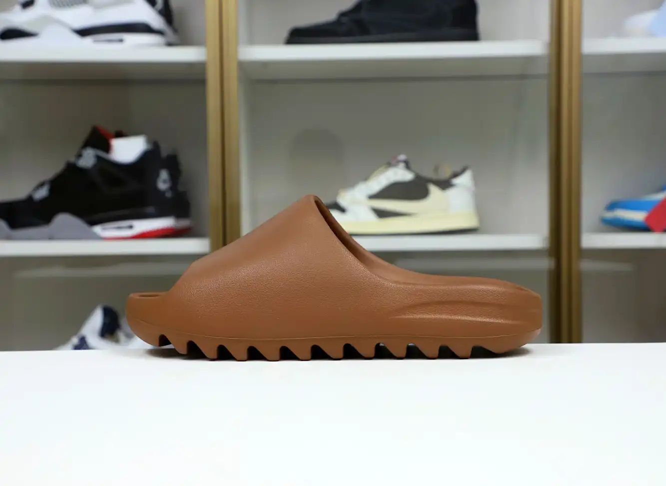 hype Yeezy Slide 