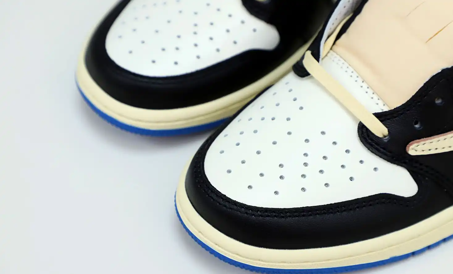 FRAGMENT DESIGN X TRAVIS SCOTT X AIR JORDAN 1 LOW