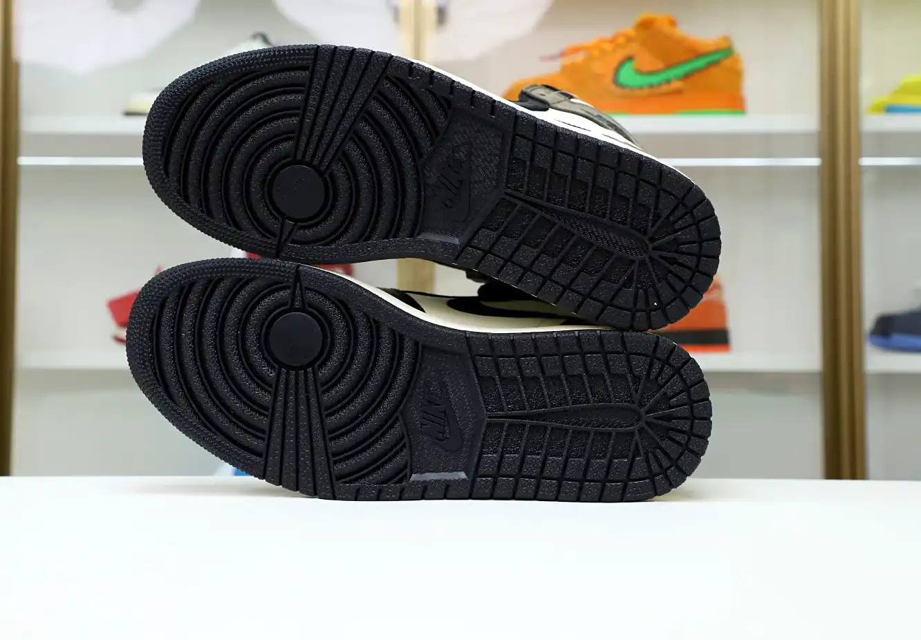 AIR JORDAN 1 RETRO HIGH OG 'DARK MOCHA'