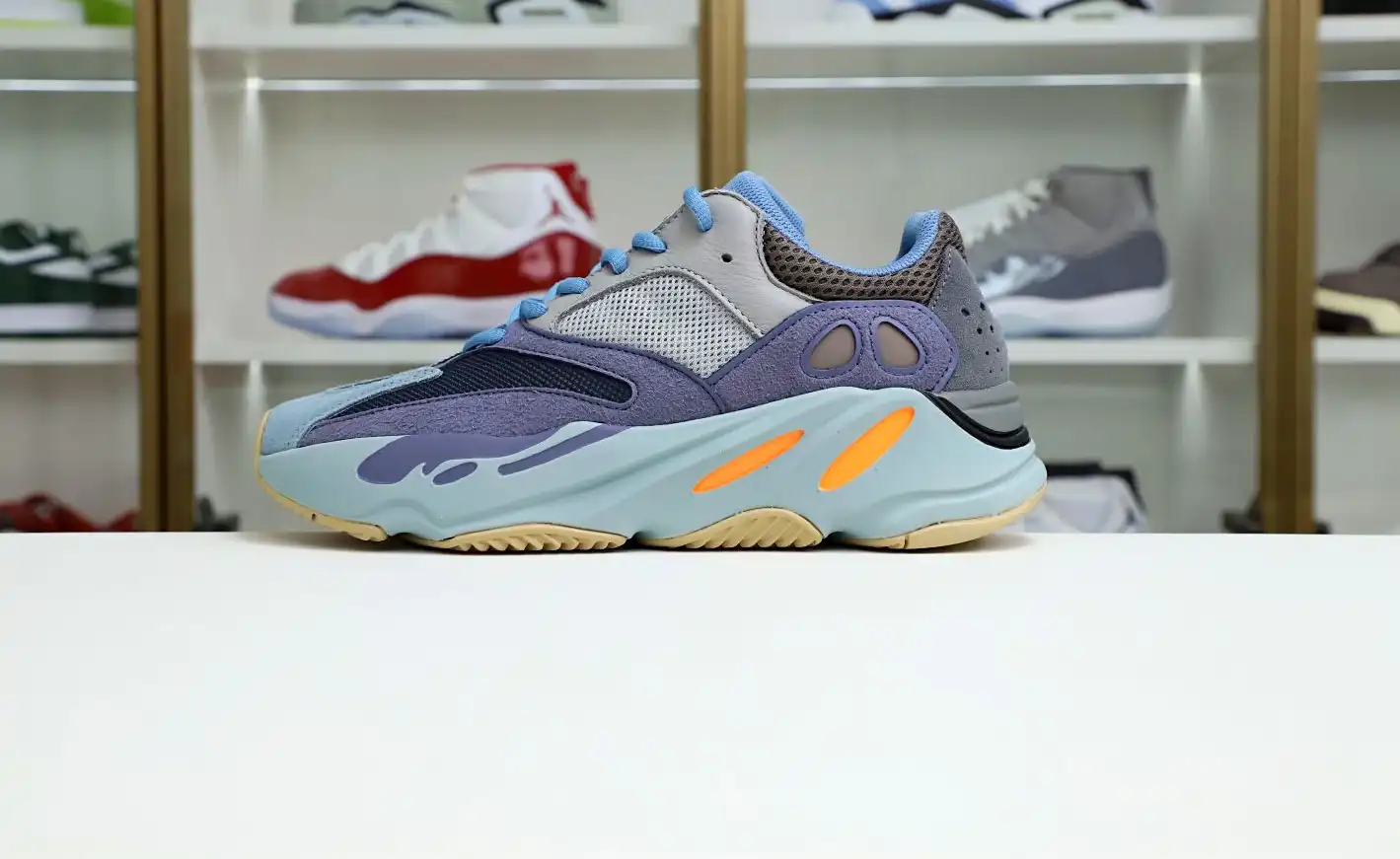 hype YEEZY BOOST 700 'CARBON BLUE'