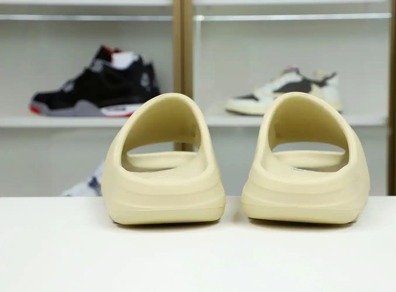 hype Yeezy Slide 