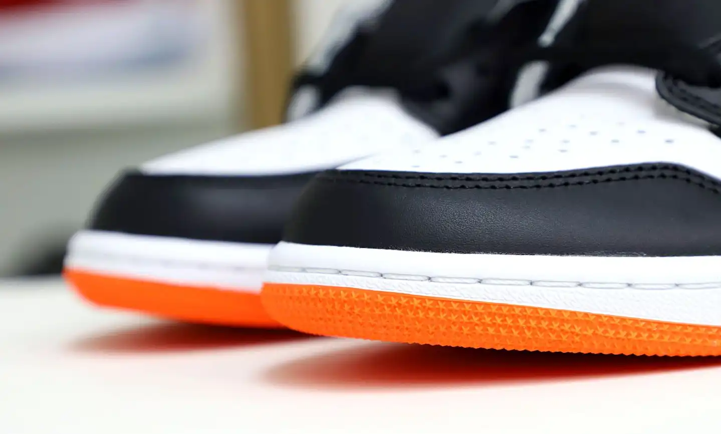 Air Jordan 1 Retro High OG Electro Orange'