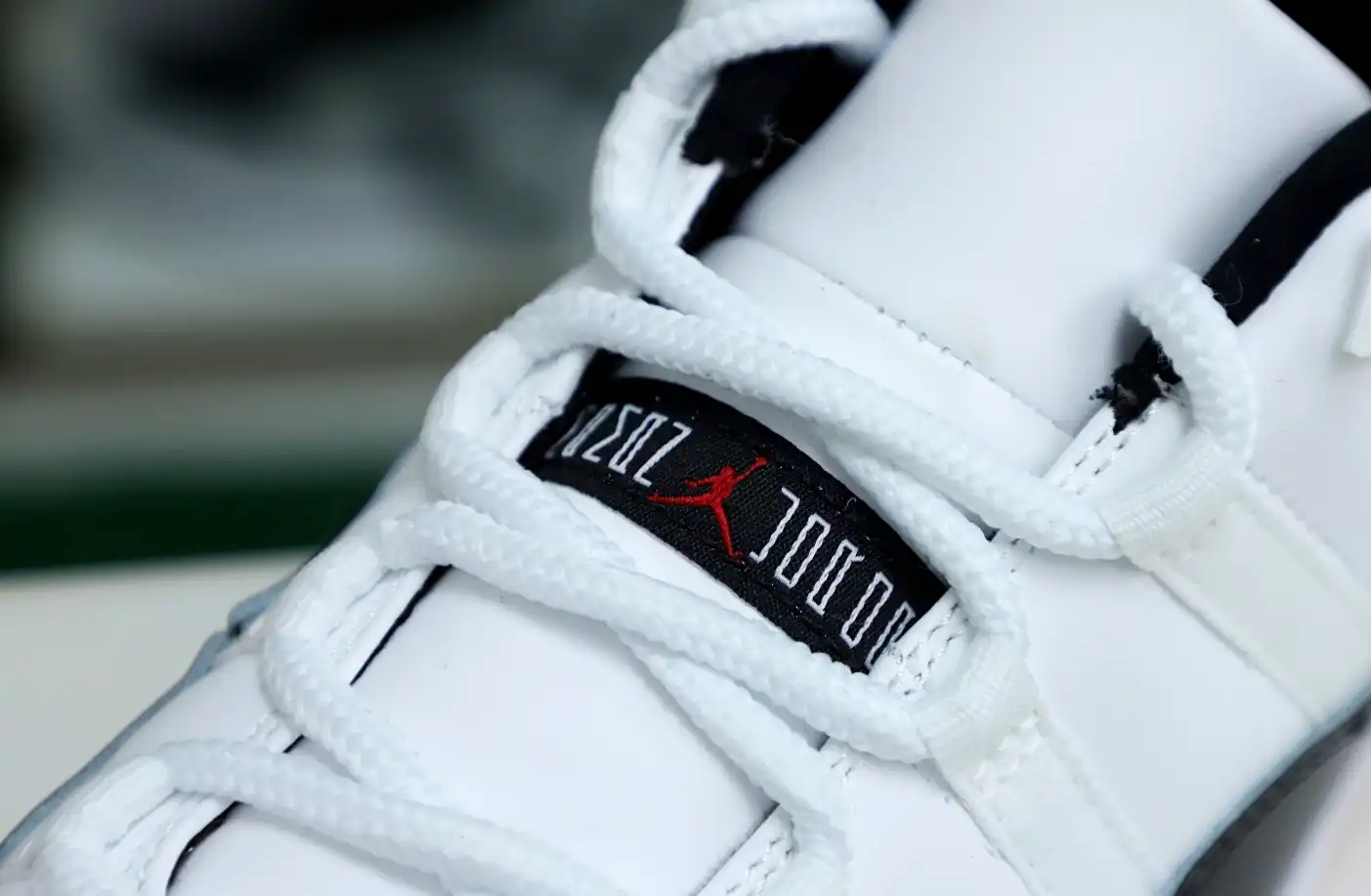 AIR JORDAN 11 LOW WHITE BRED