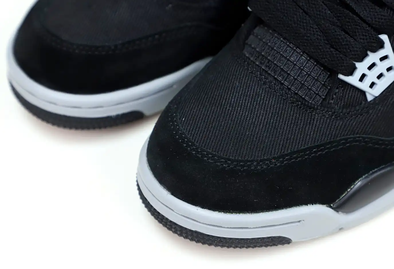 AIR JORDAN 4 
