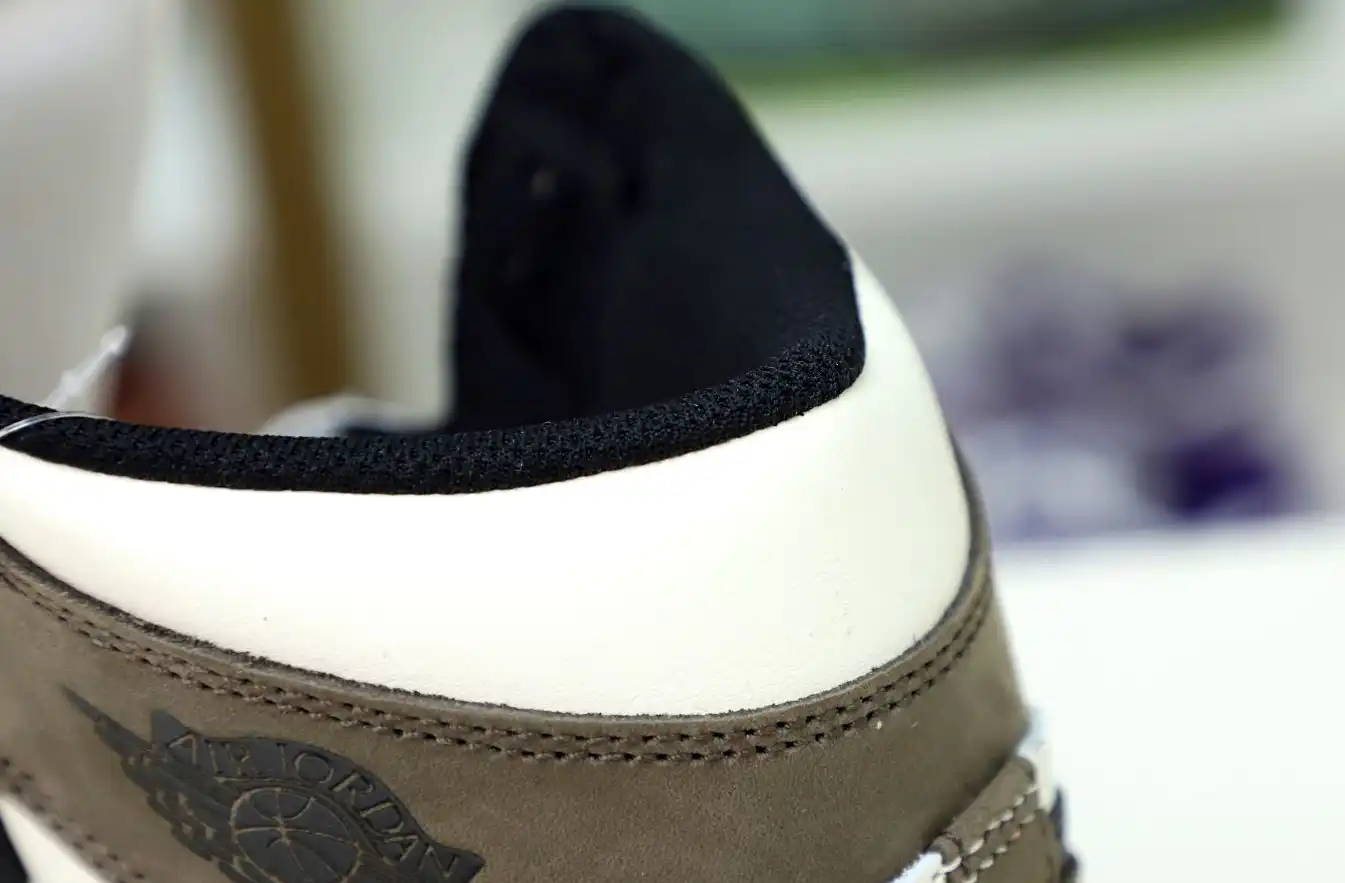 AIR JORDAN 1 RETRO HIGH OG 'DARK MOCHA'
