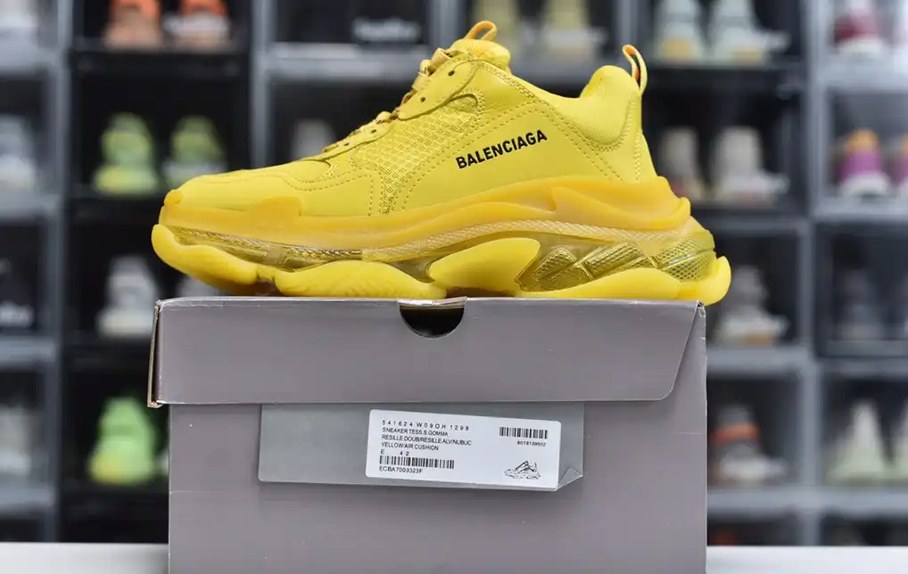 hype Balenciaga is available in all sizes. You cannot place an order on the website. You can contact customer service to purchase.BLGA Triple S