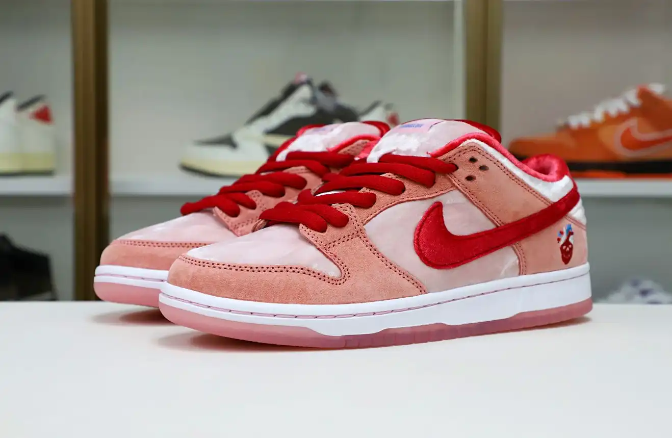 hype STRANGELOVE X DUNK LOW SB 'VALENTINE'S DAY'