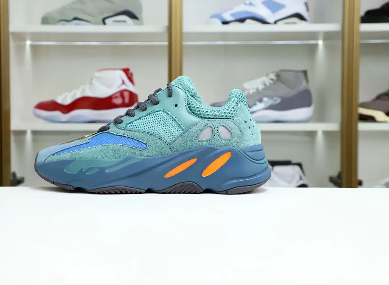 hype Yeezy boost 700 