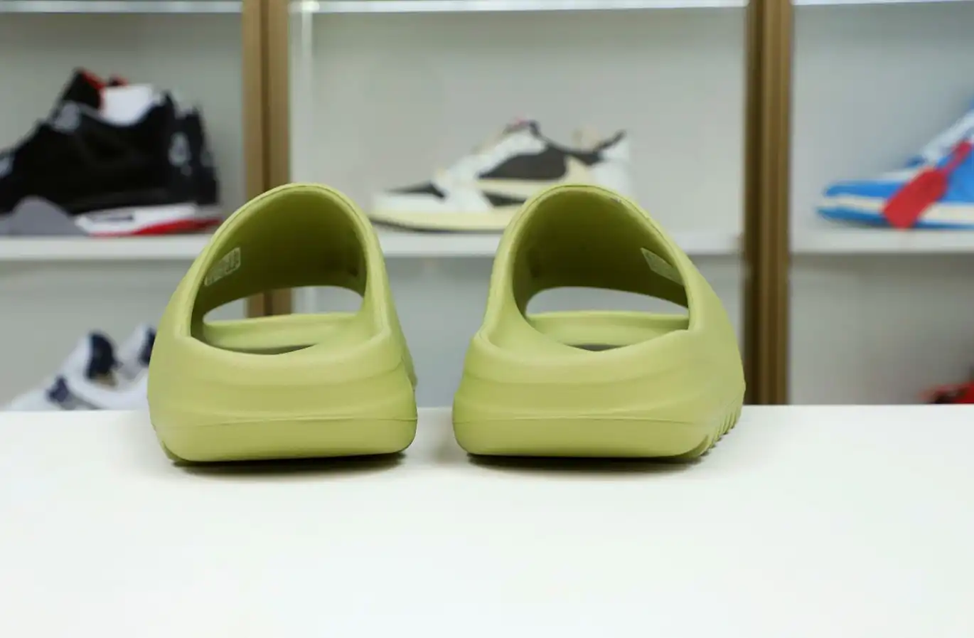 hype Yeezy Slide 