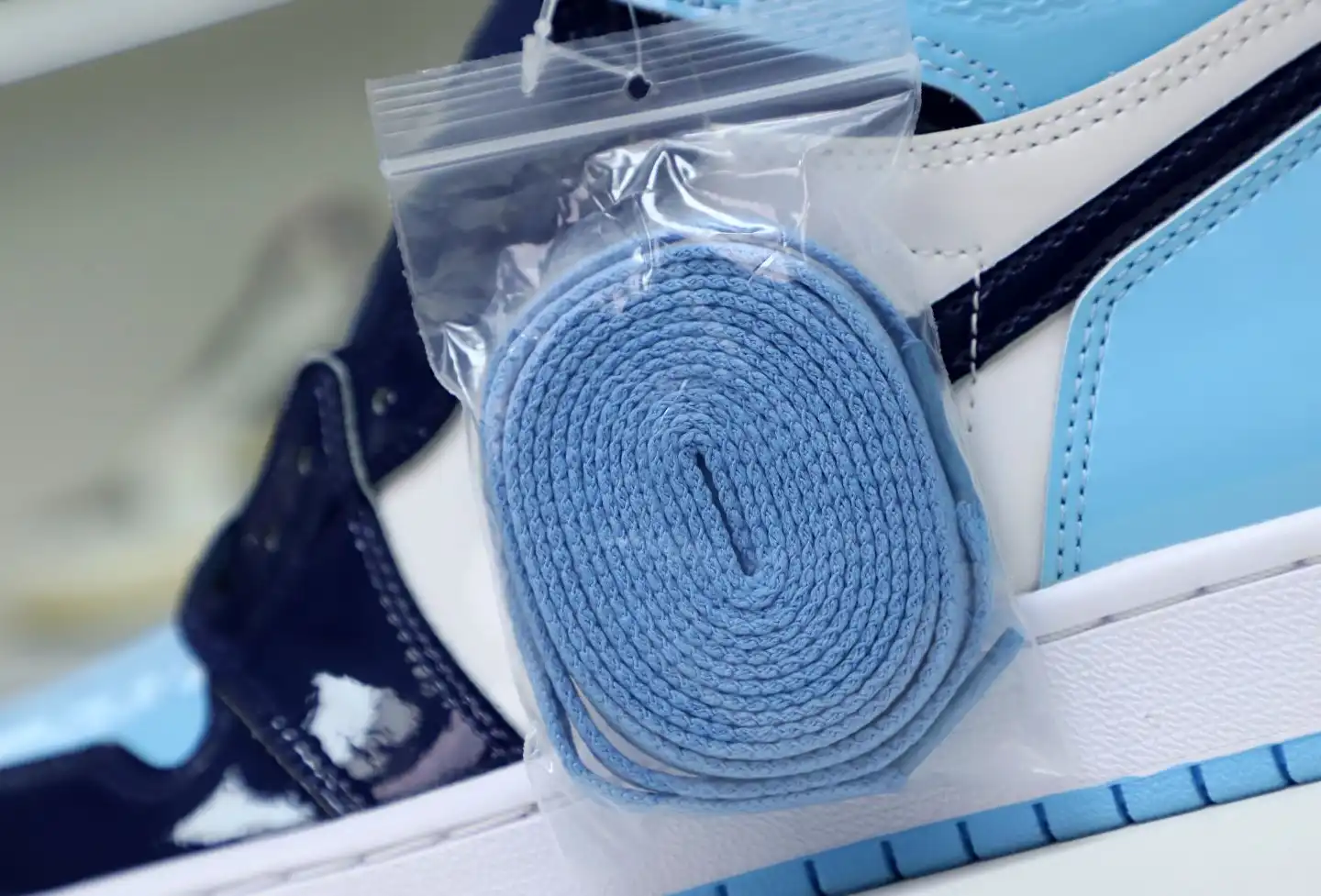WMNS AIR JORDAN 1 RETRO HIGH OG 'BLUE CHILL'
