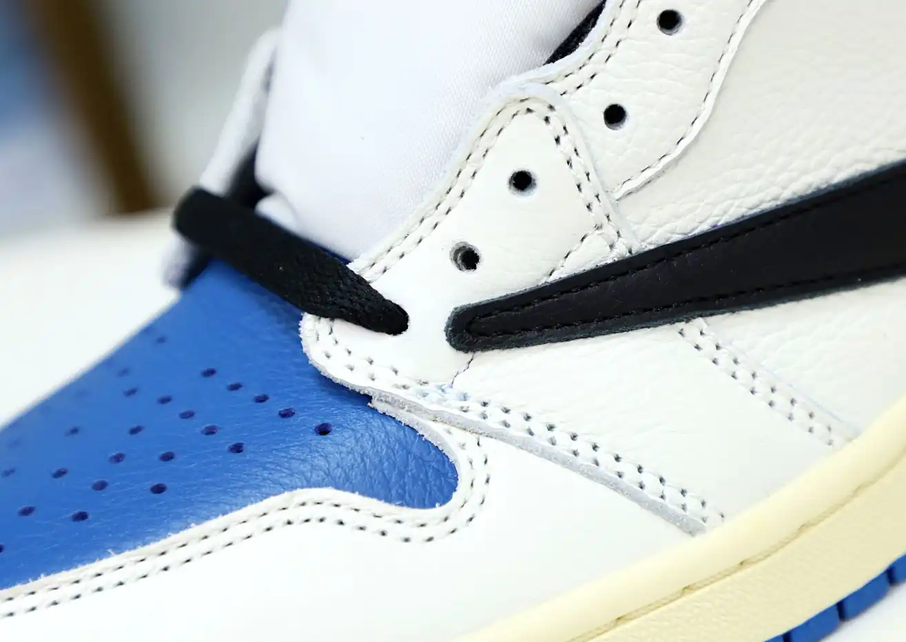 FRAGMENT DESIGN X TRAVIS SCOTT X AIR JORDAN 1 RETRO HIGH