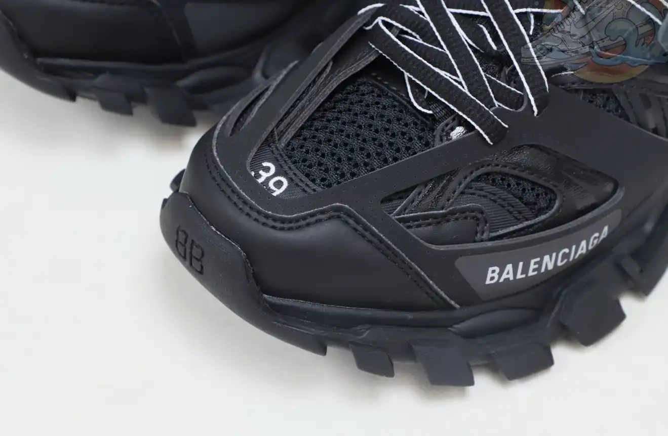 hype Balenciaga is available in all sizes. You cannot place an order on the website. You can contact customer service to purchase.BLGA  Track（LED）