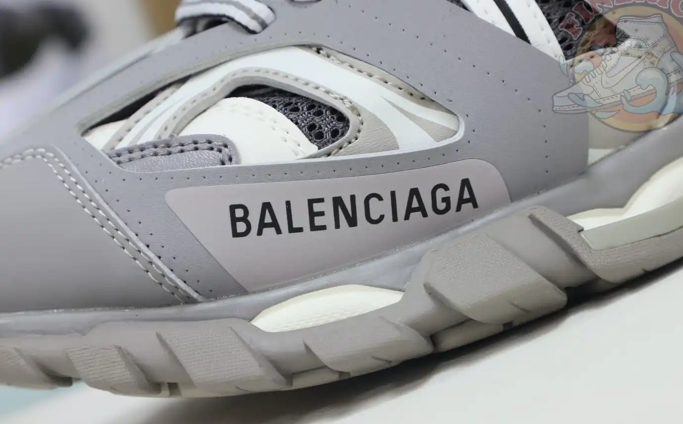 hype Balenciaga is available in all sizes. You cannot place an order on the website. You can contact customer service to purchase.BLGA