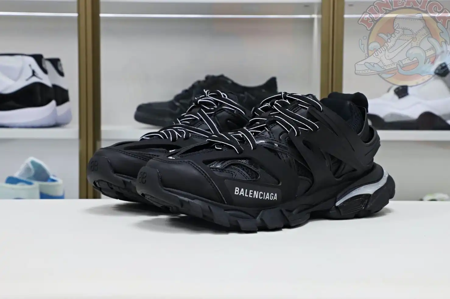 hype Balenciaga is available in all sizes. You cannot place an order on the website. You can contact customer service to purchase.BLGA  Track（LED）