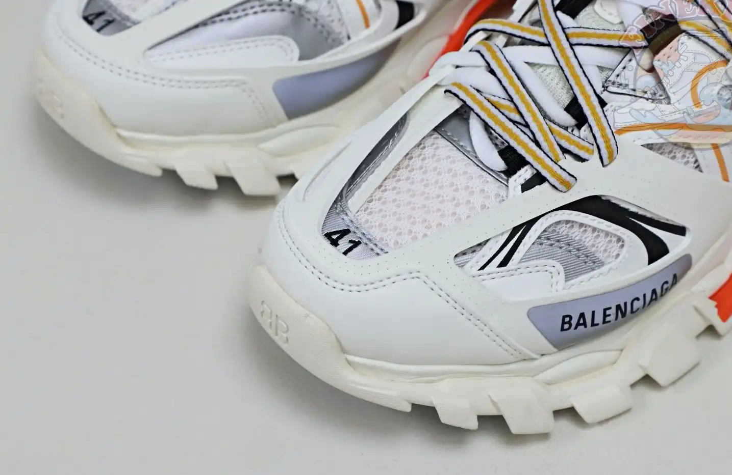 hype Balenciaga is available in all sizes. You cannot place an order on the website. You can contact customer service to purchase.BLGA  Track（LED）