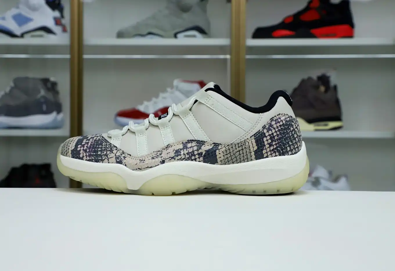 AIR JORDAN 11 LOW SNAKESKIN LIGHT BONE