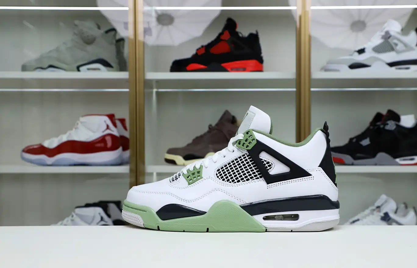 AIR JORDAN 4 