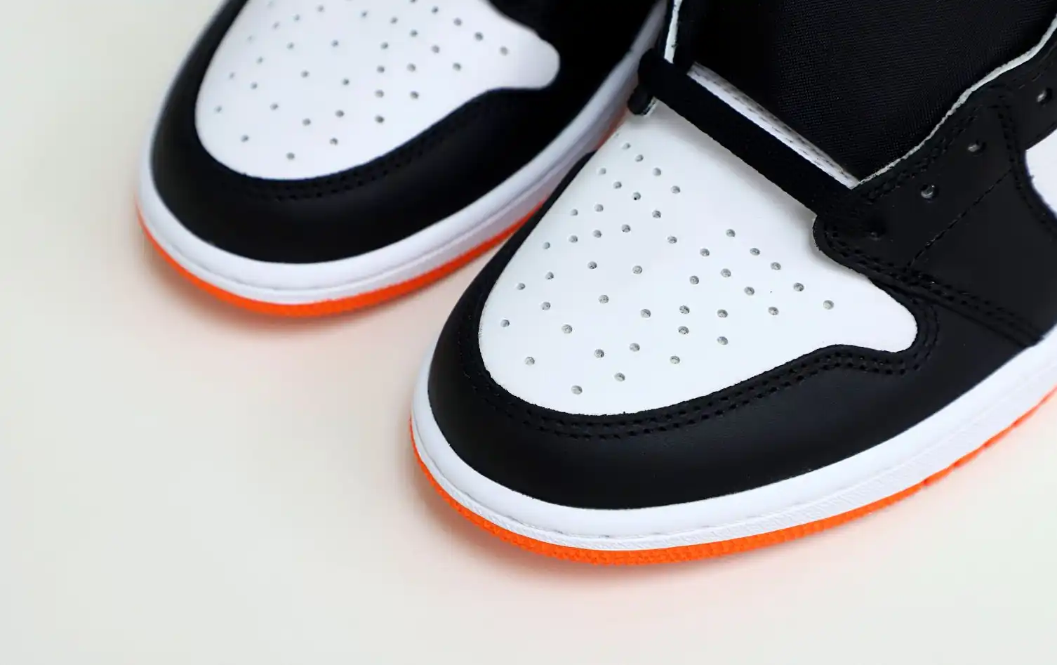 Air Jordan 1 Retro High OG Electro Orange'