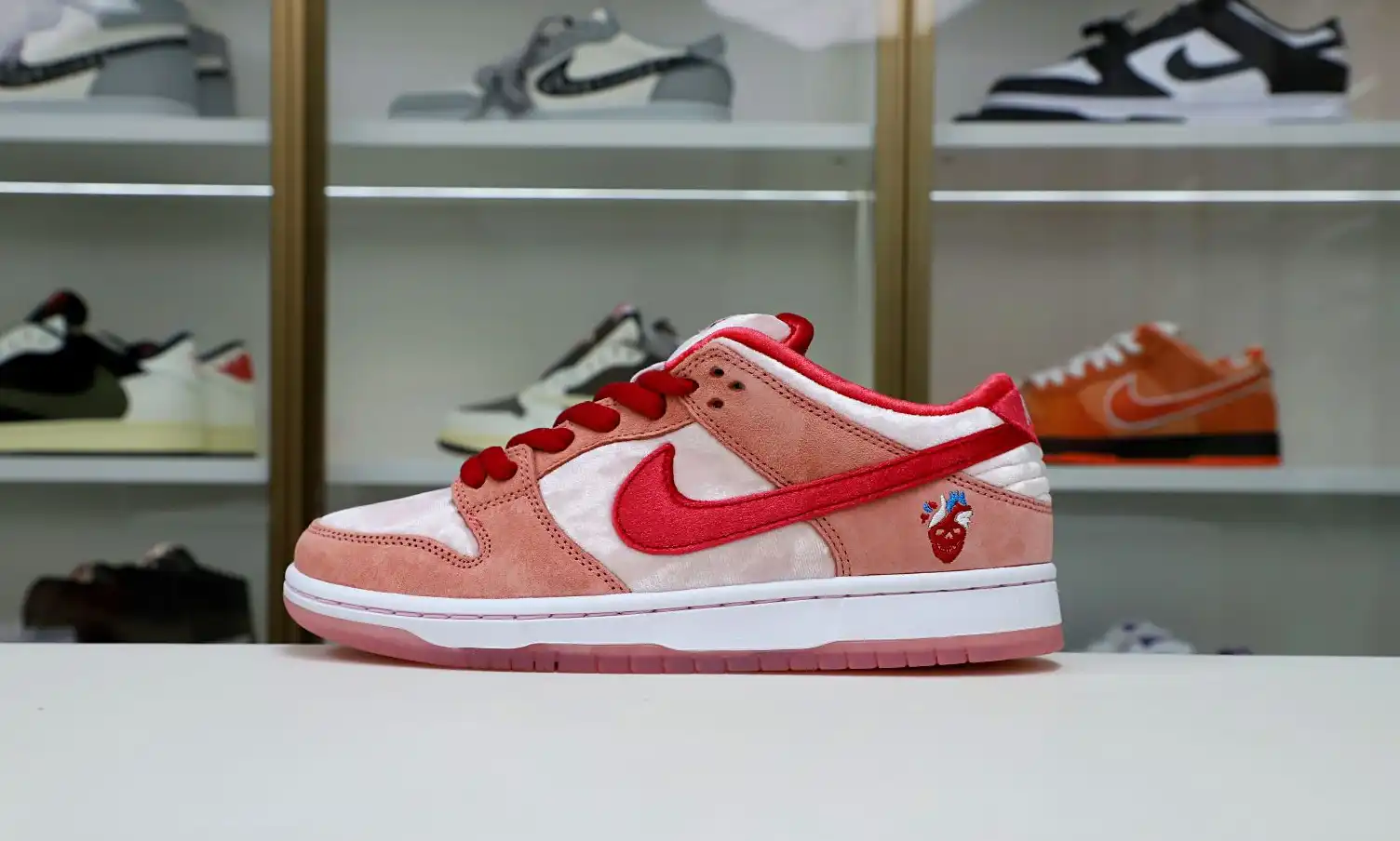 hype STRANGELOVE X DUNK LOW SB 'VALENTINE'S DAY'