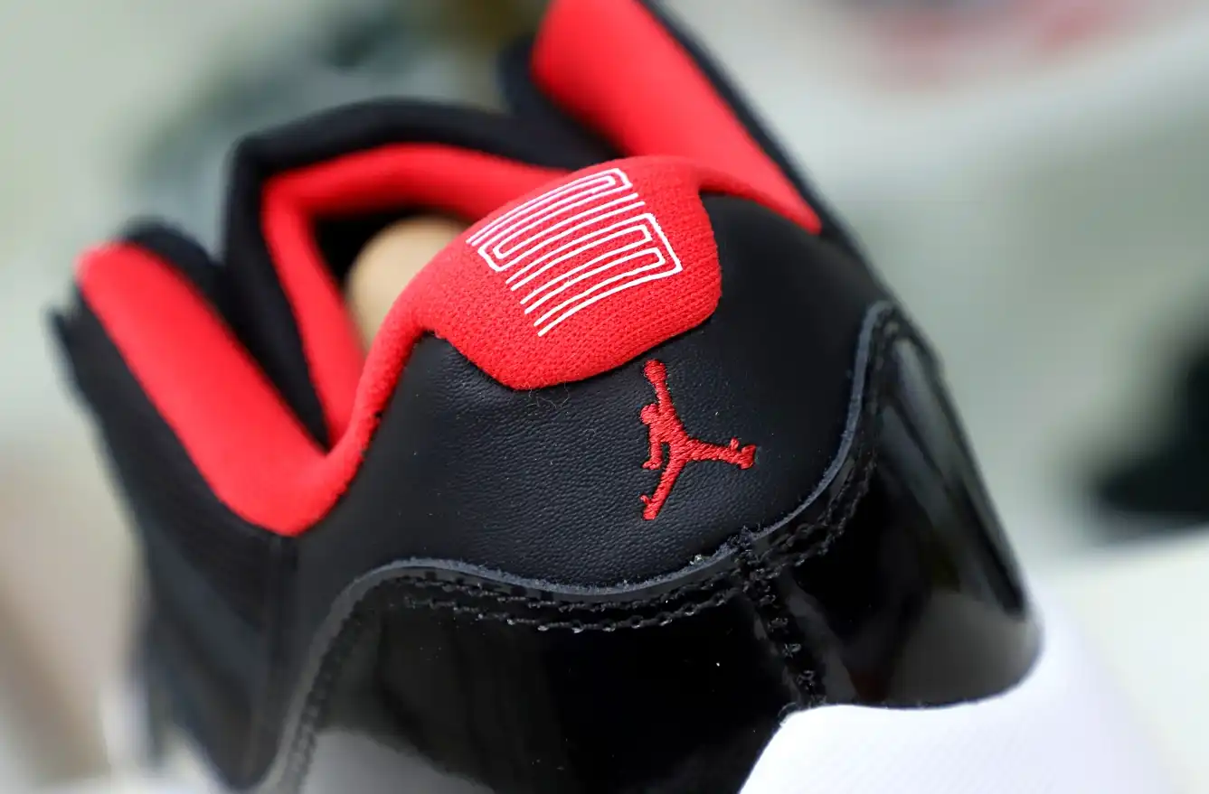 AIR JORDAN 11 RETRO BRED LOW