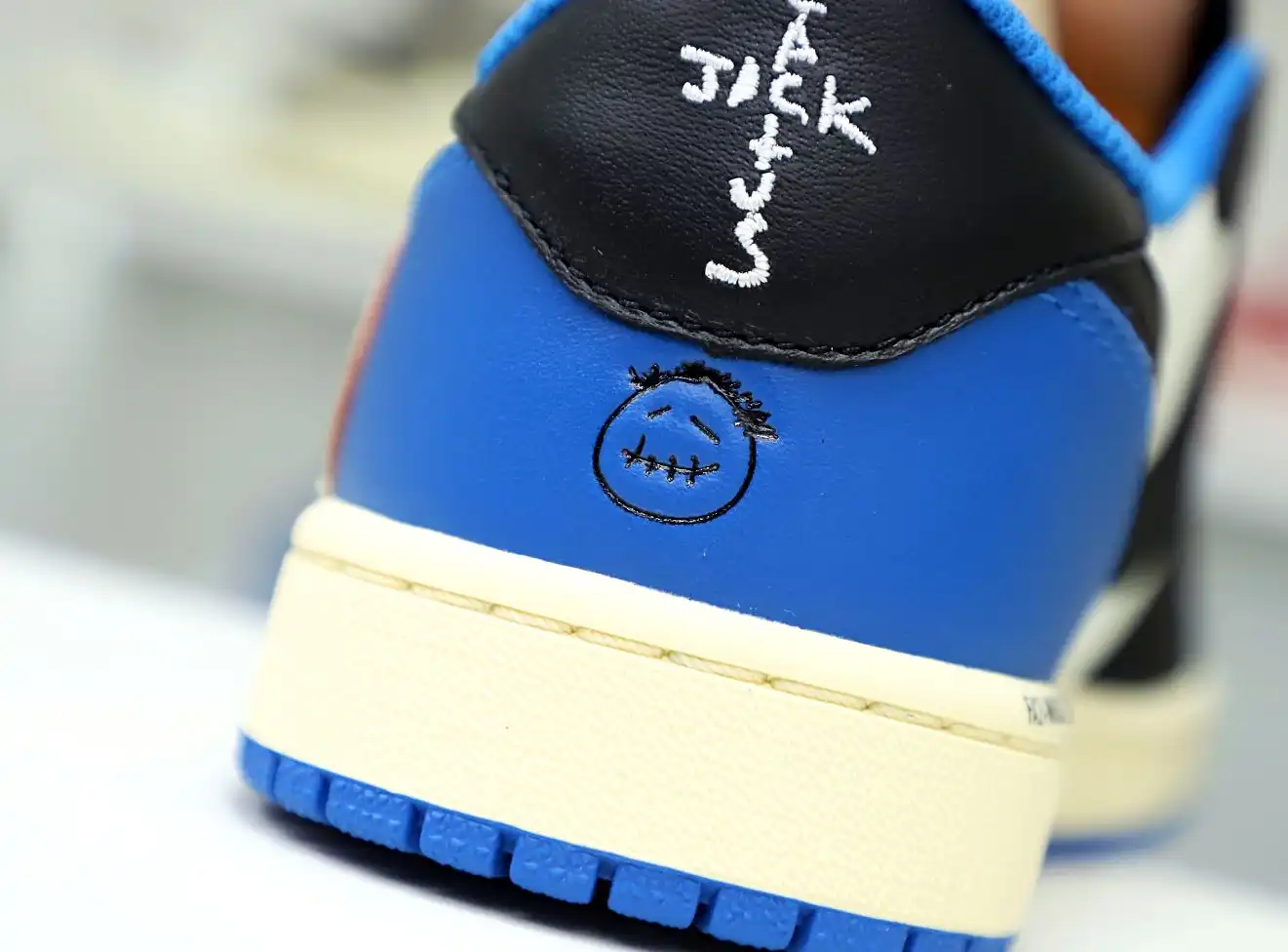 FRAGMENT DESIGN X TRAVIS SCOTT X AIR JORDAN 1 LOW