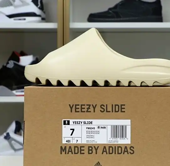 hype Yeezy Slide