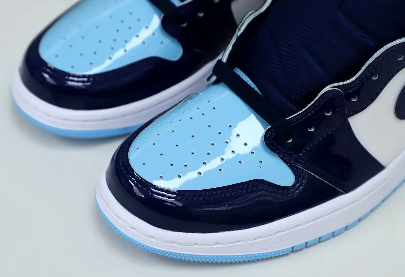 WMNS AIR JORDAN 1 RETRO HIGH OG 'BLUE CHILL'
