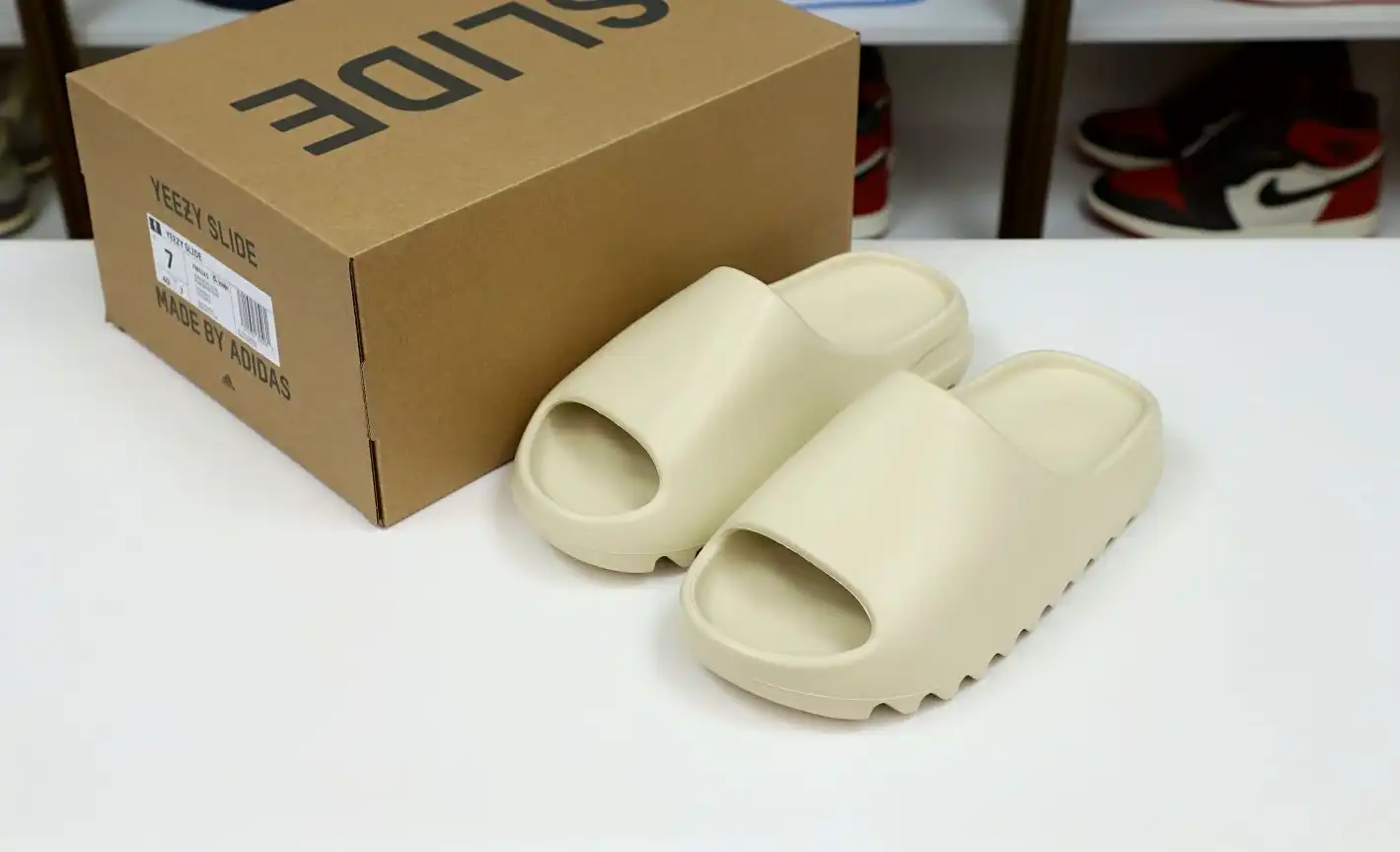 hype Yeezy Slide