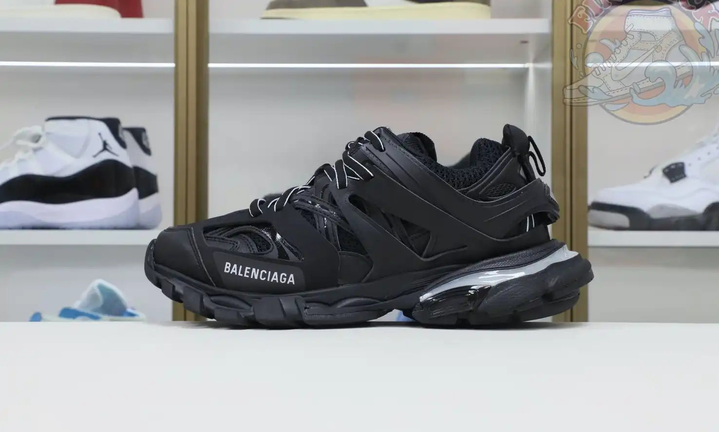 hype Balenciaga is available in all sizes. You cannot place an order on the website. You can contact customer service to purchase.BLGA  Track（LED）